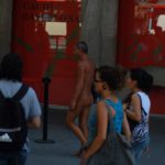 Barcelona - Homem nu pelas ruas