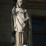 Paris - Museu do Louvre - Estátua da fachada