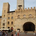 San Gimignano - Piazza del Duomo - Torre Chigi e Torre Rognosa (atrás)