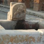 Pompeia - Fonte com relevo de Silenus - Via della Fortuna x Via dei Vesuvio